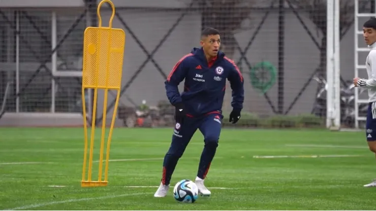 Alexis Sánchez entrenó en la Roja tras la derrota con Uruguay, partido al que él no viajó. Ahora se enfocan en Colombia.