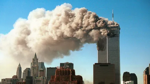 Sale humo de las torres gemelas del World Trade Center tras ser alcanzadas por dos aviones secuestrados en un atentado terrorista el 11 de septiembre de 2001 en Nueva York | Foto: Getty Images