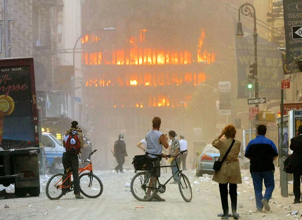 La gente camina por la calle en la zona donde se derrumbaron las Torres Gemelas | Foto: Getty Images