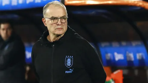 Gary Medel corrió para abrazar a Marcelo Bielsa en el Centenario.