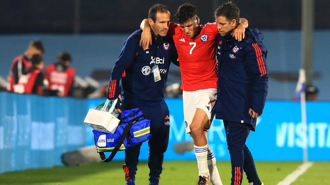 Marcelino Núñez saliendo por lesión en La Roja ante Uruguay (Photosport)