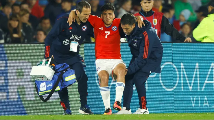 Marcelino Núñez tuvo que salir lesionado en caída de La Roja en Uruguay.