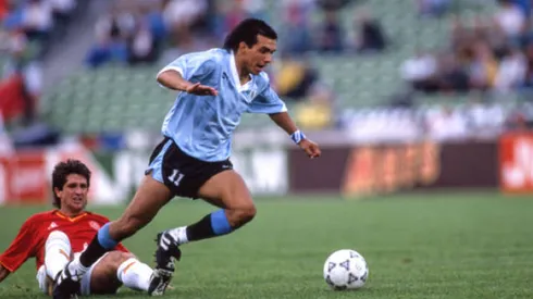 Rubén Sosa conduce el balón con la selección de Uruguay. Ganó dos Copas América con la Celeste.