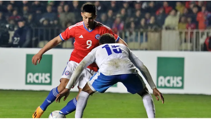 Aravena debutará será reemplazará a Alexis Sánchez en la delantera de la Roja.