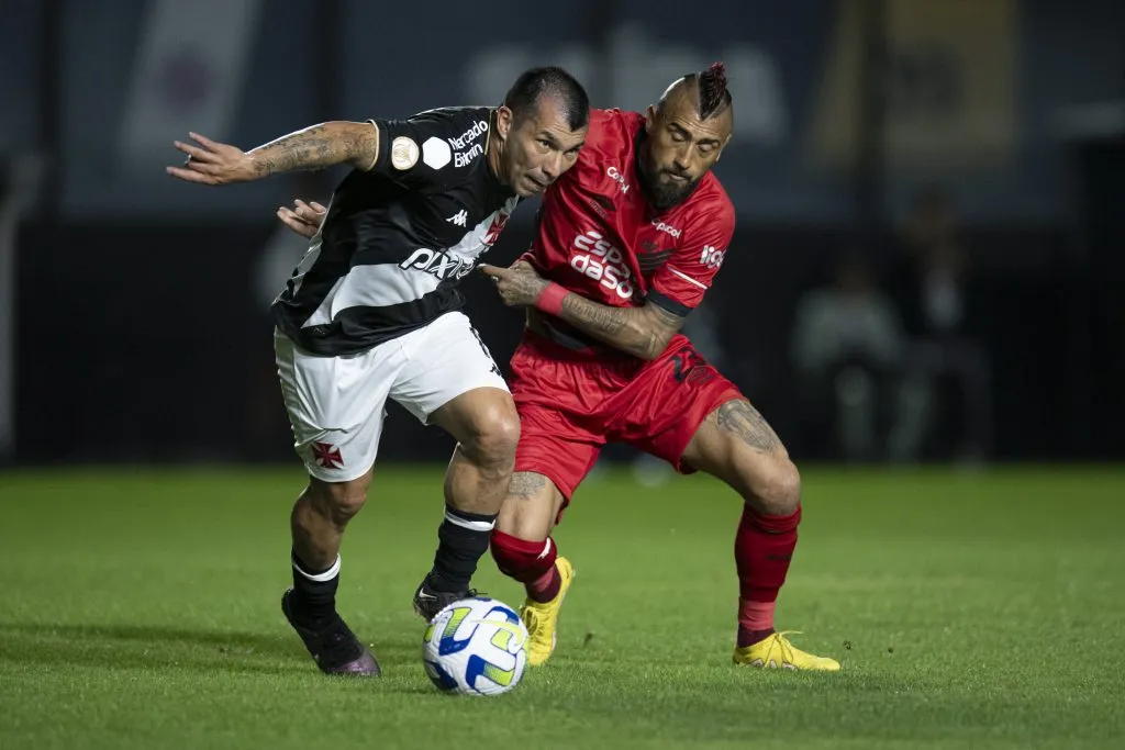 Arturo Vidal en acción por Athletico Paranaense ante Gary Medel en Vasco da Gama por el Brasileirao. ( Photosport).