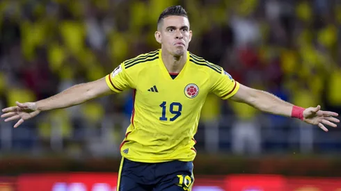 Rafael Santos Borré festeja el gol de Colombia ante Venezuela, el primero de las Eliminatorias 2026.