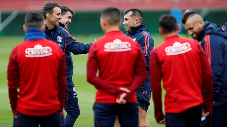 Gary Medel y Arturo Vidal comandan lista de viajeros en La Roja hacia Uruguay.