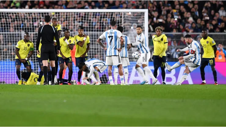 Una obra maestra de Messi pudo darle el triunfo a Argentina ante Ecuador.