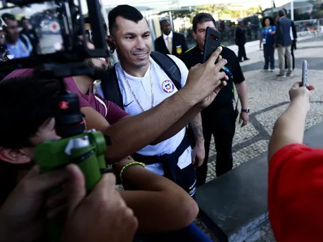 Gary Medel es el único en compartir con los hinchas en Uruguay