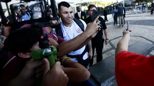 Gary Medel se dio tiempo para saludar a algunos hinchas en Montevideo. (Archivo).