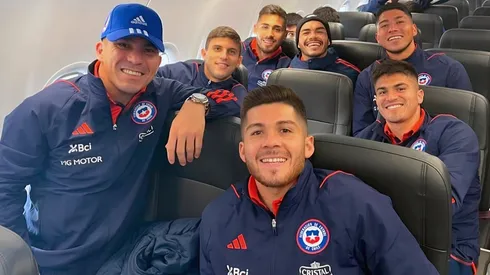 El plantel de Chile ya viaja rumbo a Uruguay para el debut en elliminatorias.