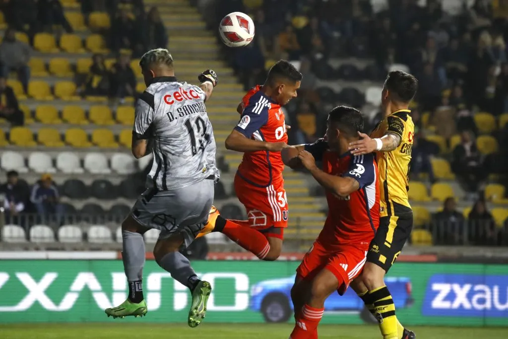 Con ese cabezazo, Chorri Palacios puso en ventaja parcialmente a la U ante Coquimbo Unido, que remontó y se impuso 2-1. Fue el último gol del uruguayo. (Andrés Piña/Photosport).
