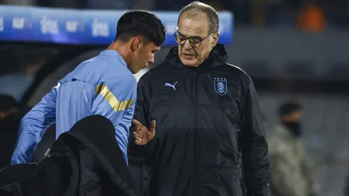 Marcelo Bielsa le da indicaciones a Tiago Borbas, quien no fue citado para la doble fecha Clasificatoria.