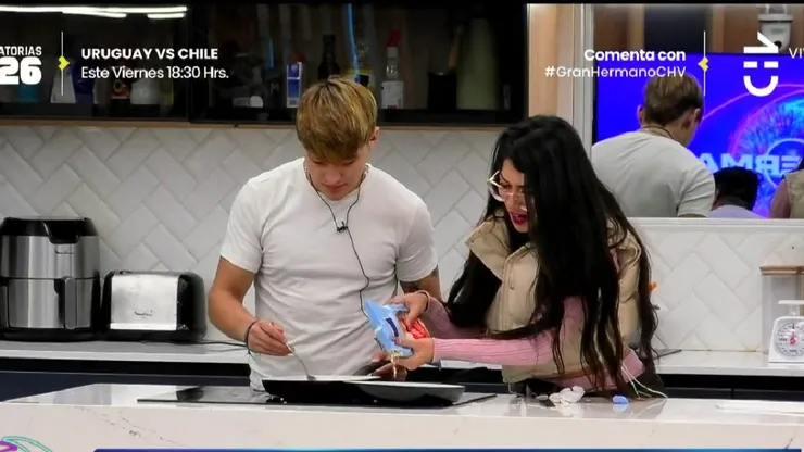 Hans incómodo por coqueteos de Scarlette en Gran Hermano