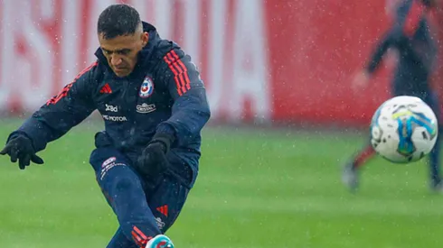 Alexis Sánchez se quedó abajo del avión de Chile rumbo a Uruguay.