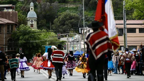 Se realiza el tradicional desfile de fiestas patrias por la avenida Pedro Montt frente al Congreso.