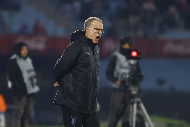 Marcelo Bielsa llegó haciendo varios cambios a la selección uruguaya. | Foto: Getty Images.