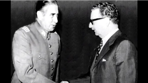 Le quitan condecoraciones a Augusto Pinochet.