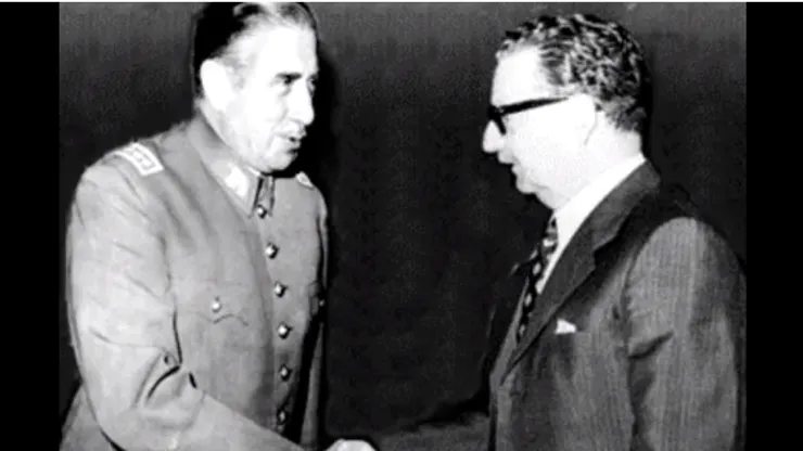 Le quitan condecoraciones a Augusto Pinochet.