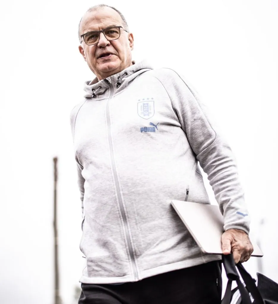 Marcelo Bielsa preparando el partido ante Chile (@Uruguay)