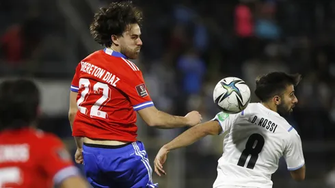 Brereton saca ventaja aérea contra la defensa de Uruguay.