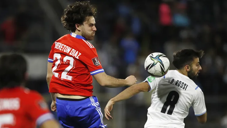 Brereton saca ventaja aérea contra la defensa de Uruguay.