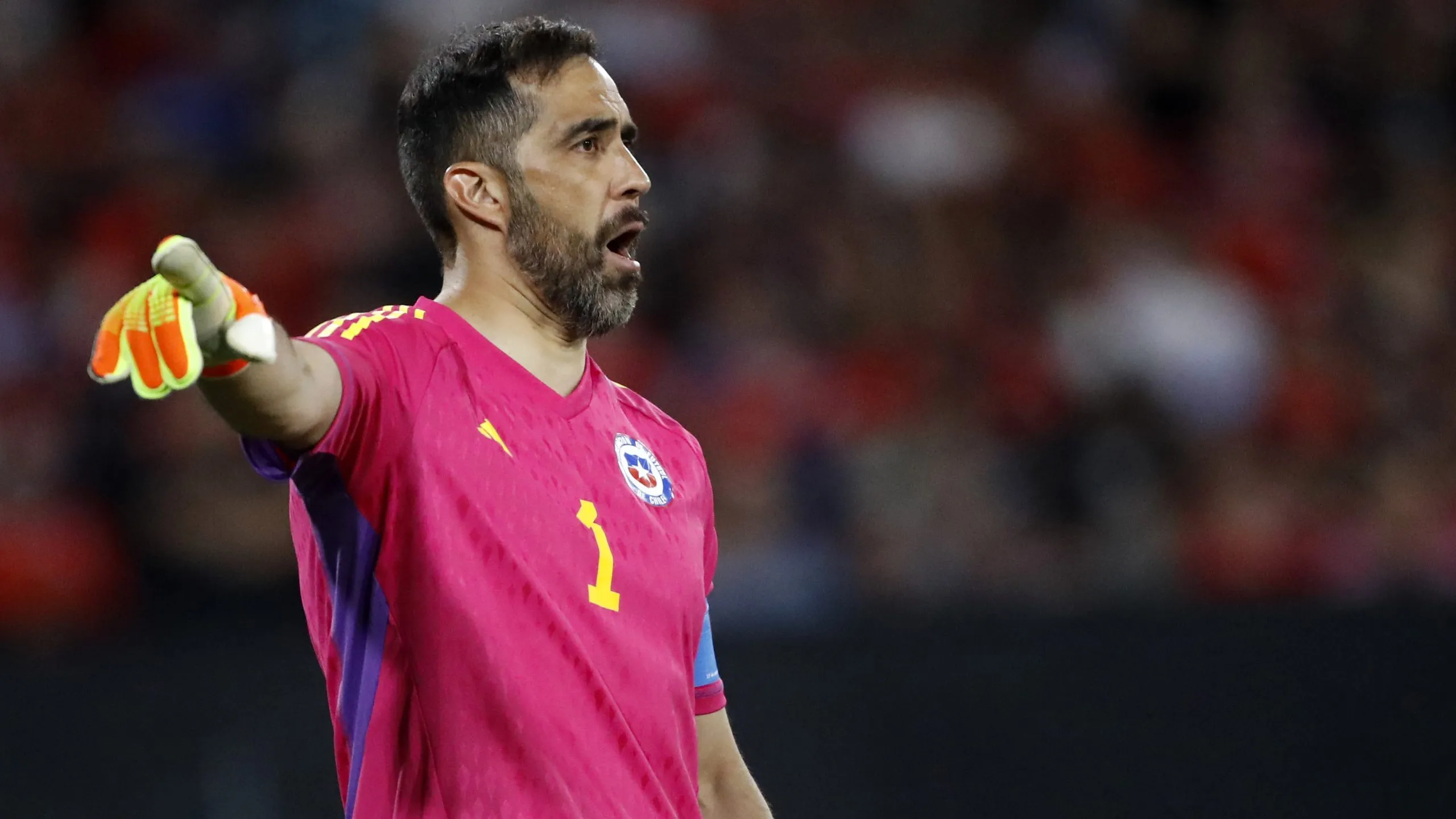 Claudio Bravo en el amistoso de Chile ante Paraguay. (Andrés Piña/Photosport).