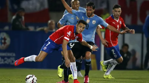 Alexis Sánchez lucha una pelota con Álvaro González en la Copa América 2015.