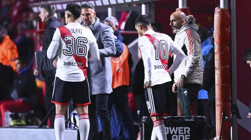 Martín Demichelis le da indicaciones a Pablo Solari, una de las pruebas que hizo en el inicio de la Liga Profesional.