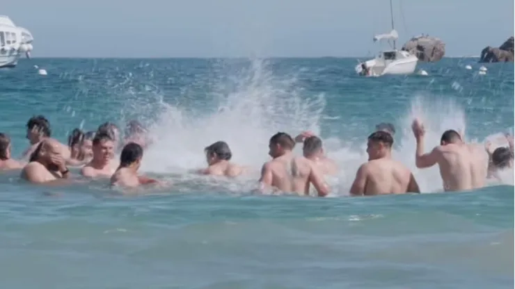Los Cóndores se relajaron en la playa de Perros-Guirec tras una ardua sesión de entrenamiento.