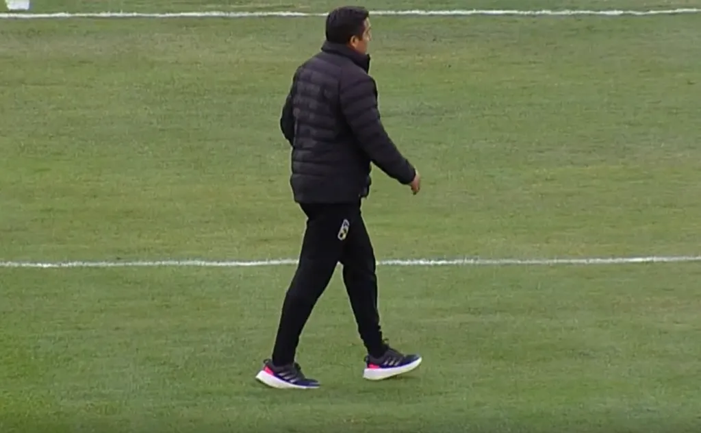 Francisco Caamaño camina rumbo al camarín tras haber sido expulsado. (Captura TNT Sports).