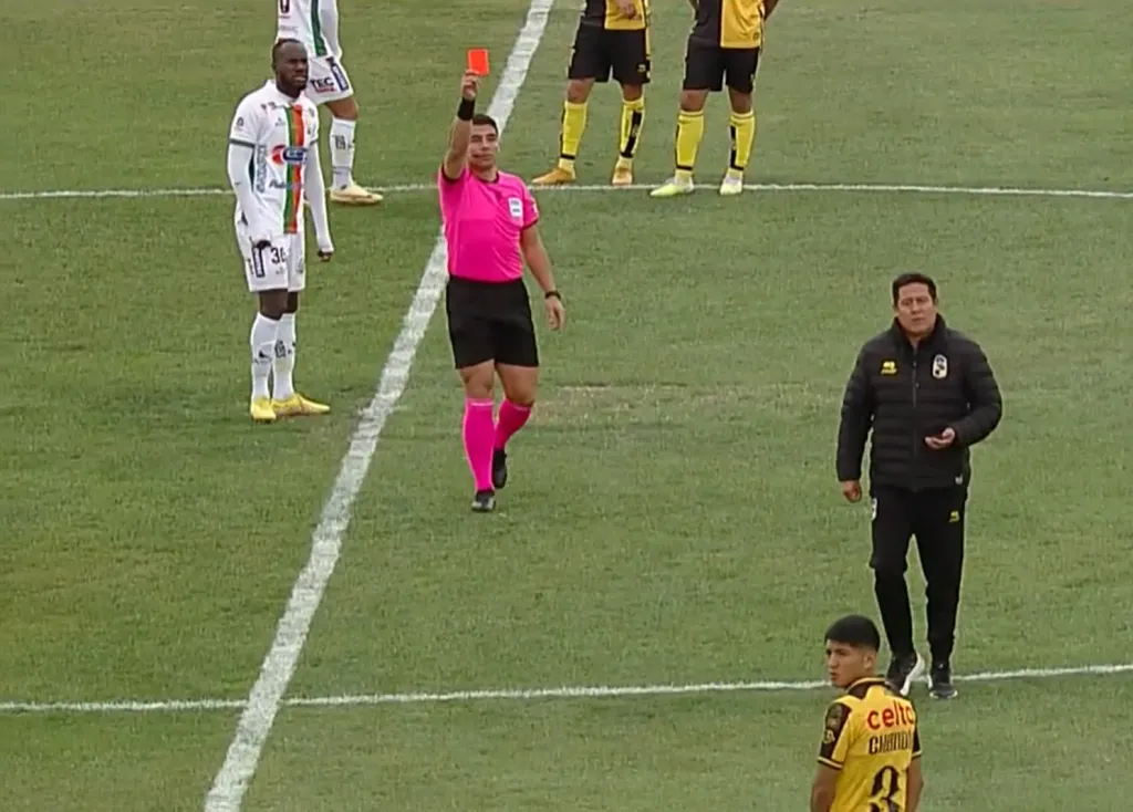 El momento de la expulsión de José Cabero a Francisco Caamaño. (Captura TNT Sports).