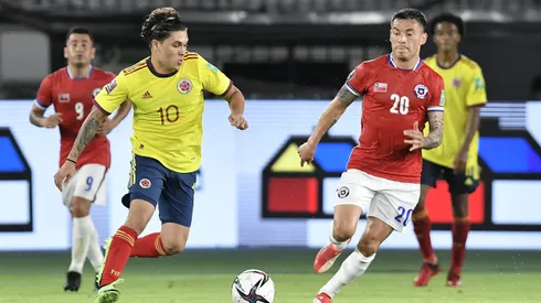 Juanfer Quintero enfrenta la marca de Charles Aránguiz en un duelo entre Colombia y Chile. ¿Se volverán a cruzar?