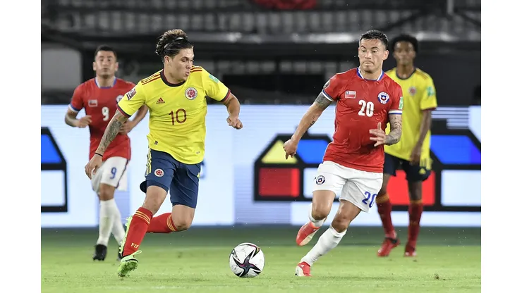 Juanfer Quintero enfrenta la marca de Charles Aránguiz en un duelo entre Colombia y Chile. ¿Se volverán a cruzar?