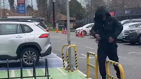 El delantero castigado intentó pasar inadvertido en la clínica.