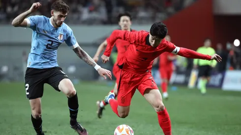 Santiago Bueno marca a Son Heung-min en un amistoso entre Uruguay y Corea del Sur.