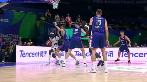 Borisa Simonic recibe el codazo por parte del jugador de Sudán del Sur