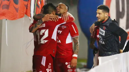 Patricio Rubio se abraza con Bernardo Cerezo. ¡Ñublense venció a Everton en Chillán!
