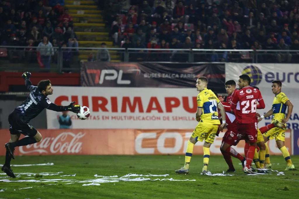 Franco Torgnascioli sostuvo cuanto pudo de los ataques de Ñublense. Acá tapa de gran manera un cabezazo de Nicolás Zalazar. (Mauricio Ulloa/Photosport).