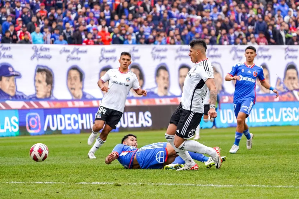 Carlos Palacios traba con Emmanuel Ojeda en el Superclásico 194. (Guille Salazar/RedGol).