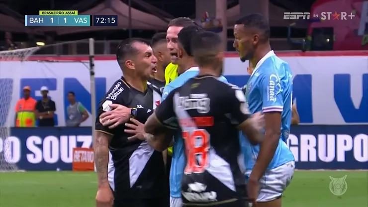 El chileno se ganó una amarilla que lo deja fuera del duelo del Vasco ante el Fluminense.
