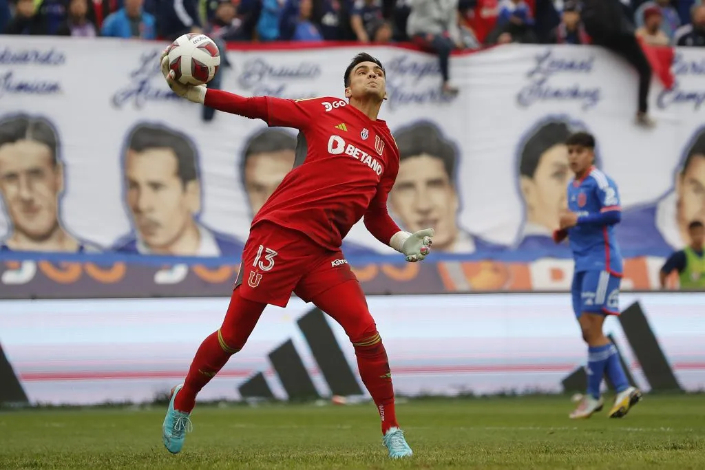 Cristopher Toselli en acción durante el Superclásico 194. (Felipe Zanca/Photosport).