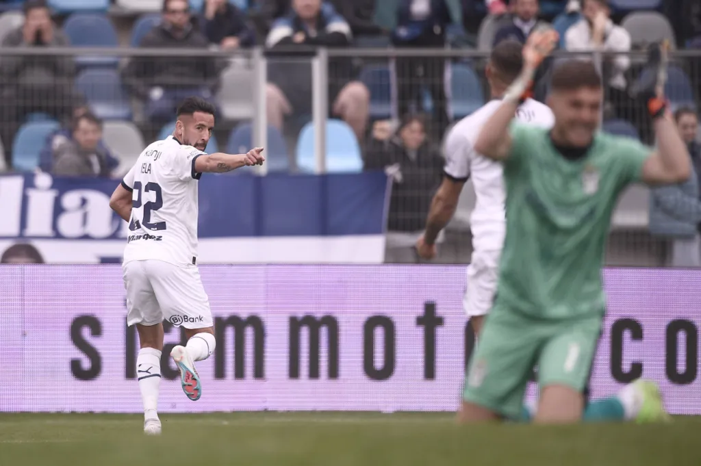 Mauricio Isla le agradece la asistencia a Alexis Canelo en la victoria de Independiente ante Gimasia y Esgrima en La Plata. (Foto: Club Atlético Independiente).