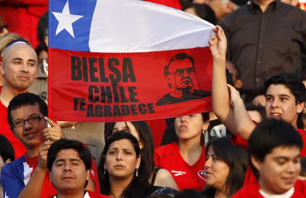 Los hinchas de Chile tienen a Marcelo Bielsa en su corazón y el cariño es recíproco, según señaló el DT. Foto: Photosport.