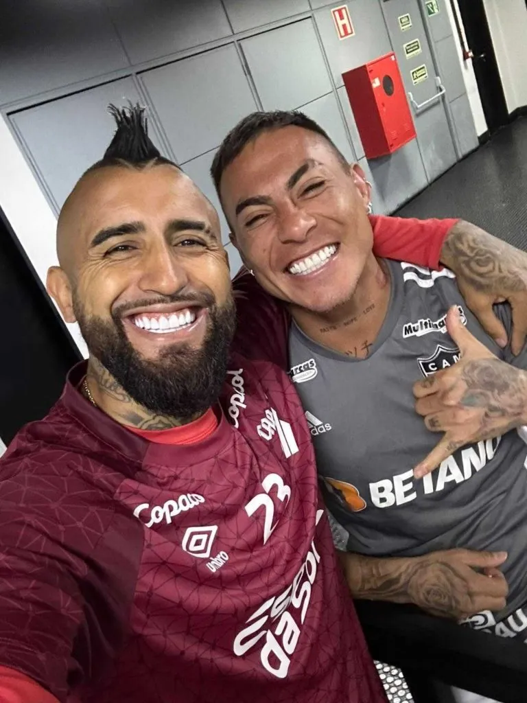 Arturo Vidal y Eduardo Vargas reunidos en Brasil (@kingarturo23oficial)