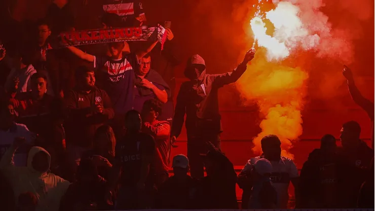 La buena victoria de la UC ante Ñublense fue empañada, para variar, por los tontitos de siempre que dicen ser hinchas.