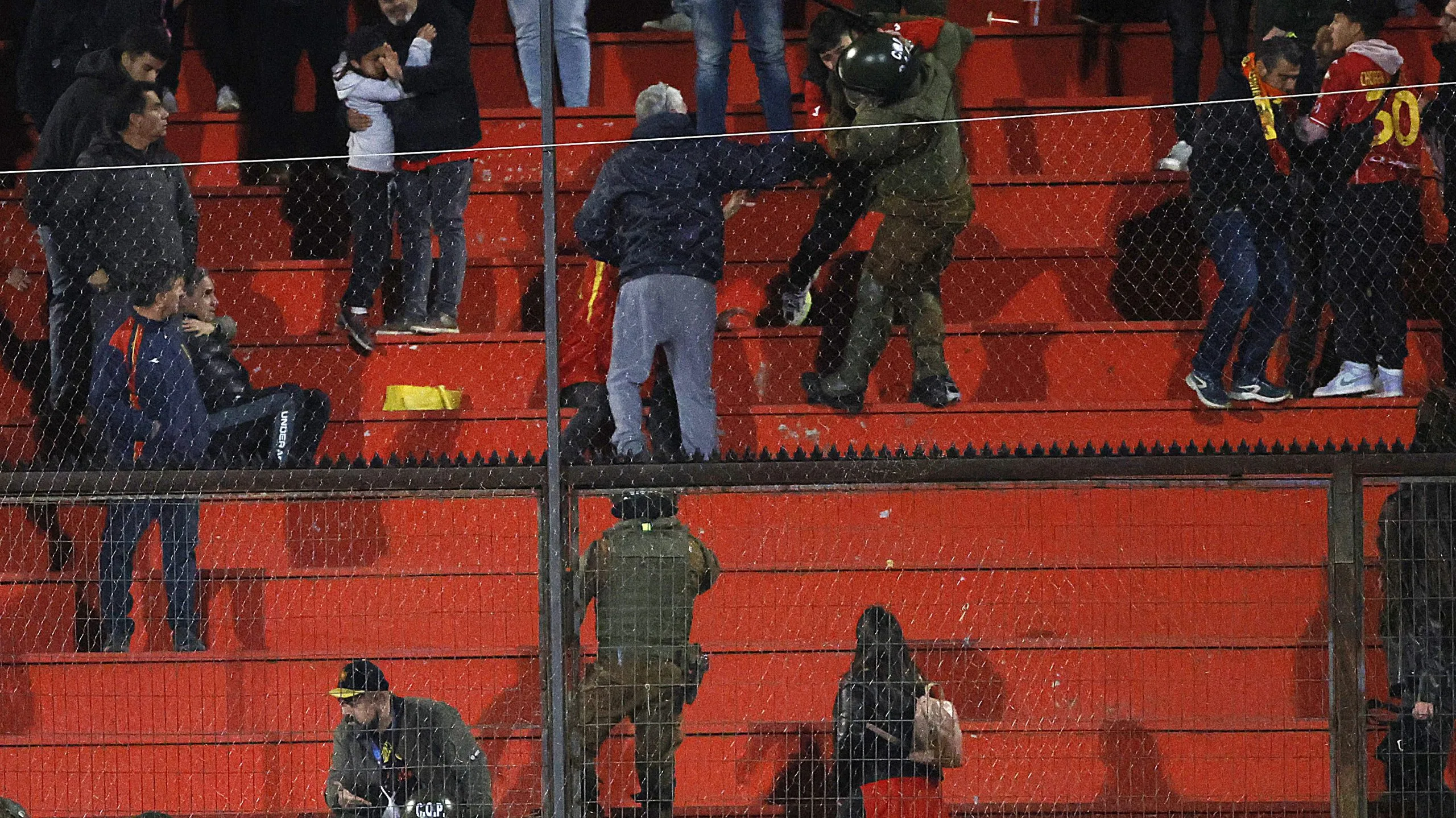 Barristas de Unión Española protagonizaron enfrentamientos con Carabineros en el duelo frente a Universidad Católica (Marcelo Hernandez/Photosport).