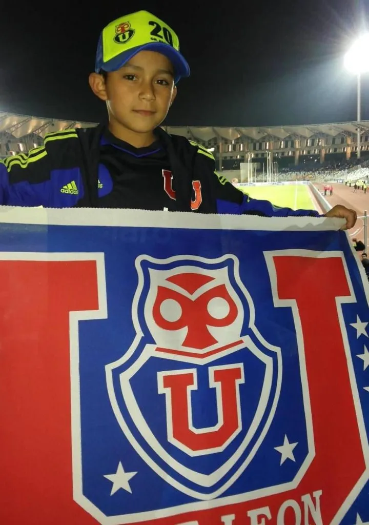 Viendo a la U en Antofagasta con el gorro de Charles Aránguiz.