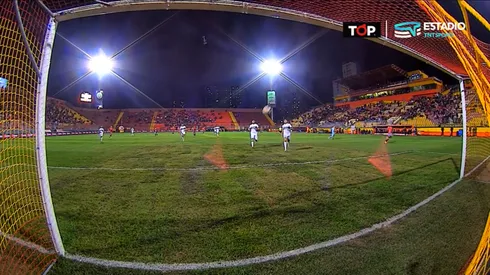 En la repetición del segundo gol de Piñeiro para Unión quedó en evidencia que el área norte del Santa Laura está en mal estado.