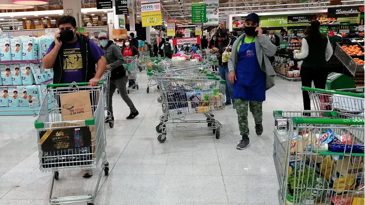 Personas realizan compras en un supermercado.